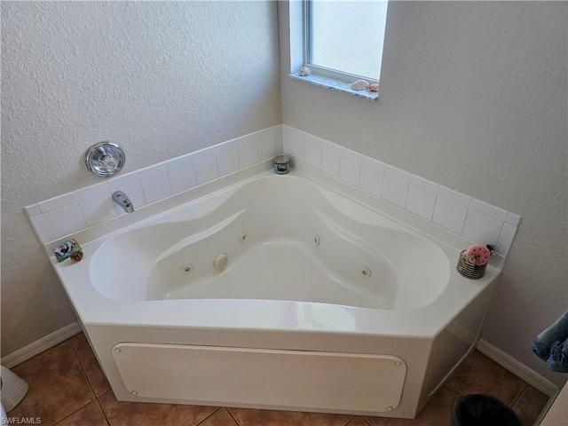 Jetted garden tub