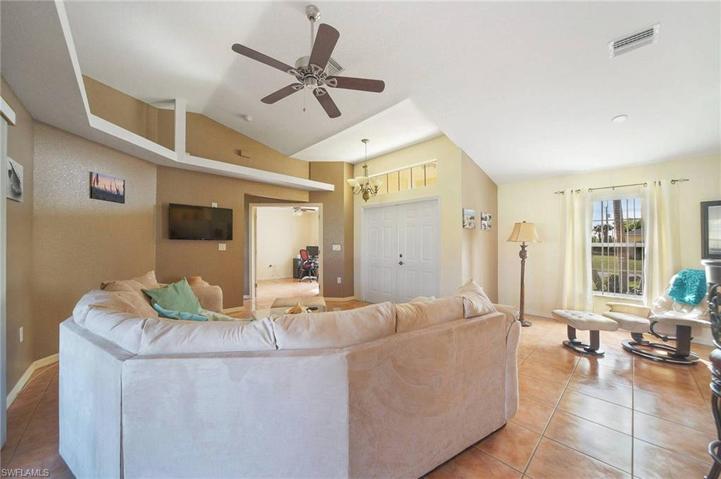 305 SE 25th TER, CAPE CORAL FL 33904