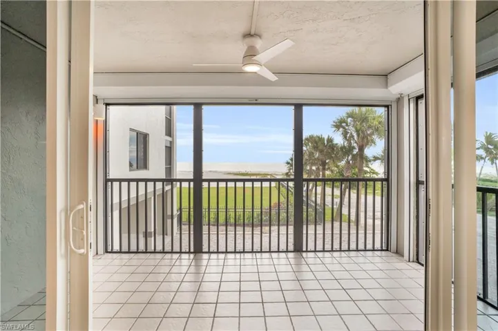 Unfurnished sunroom with ceiling fan