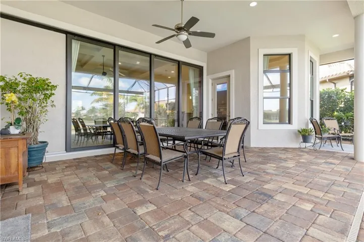 Spacious Under Truss Space- Indoor -Outdoor Florida Living!