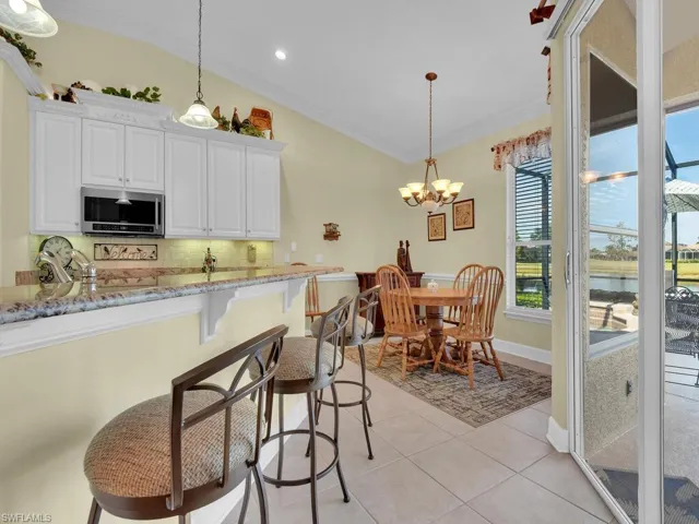 Kitchen w/ Breakfast Bar & Breakfast Nook