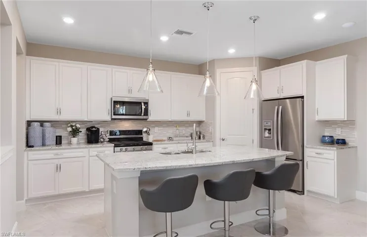 Photos are of a staged Arbordale model. Illustration purposes only. Options may vary.