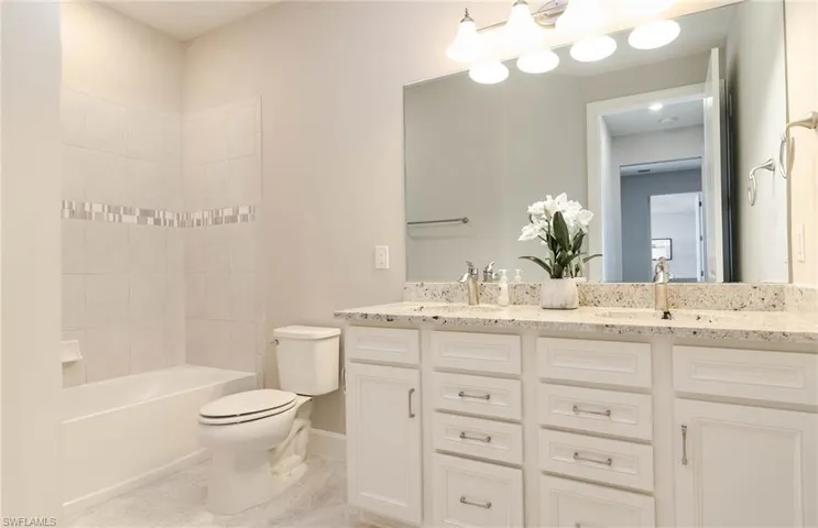 Photos are of a staged Arbordale model. Illustration purposes only. Options may vary.