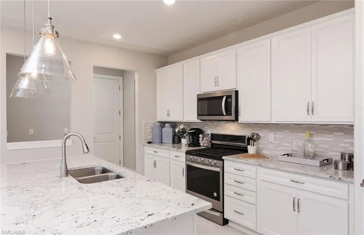 Photos are of a staged Arbordale model. Illustration purposes only. Options may vary.