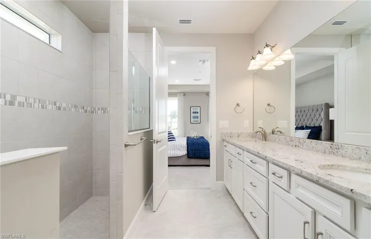 Photos are of a staged Arbordale model. Illustration purposes only. Options may vary.