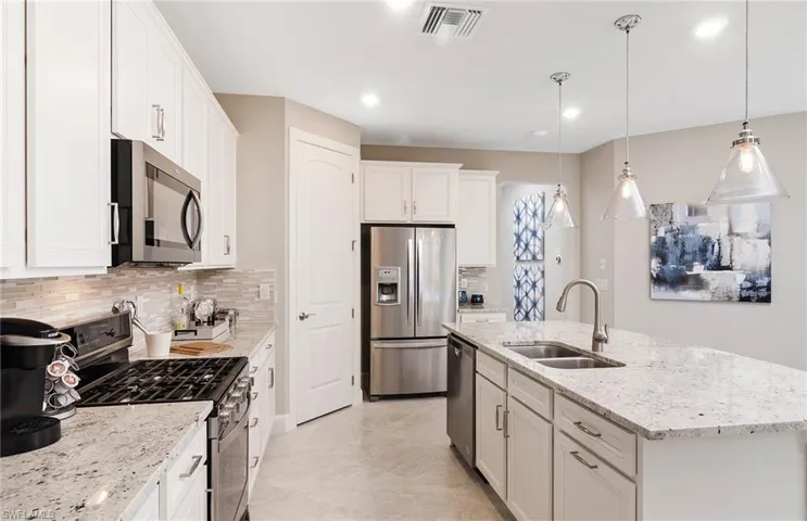 Photos are of a staged Arbordale model. Illustration purposes only. Options may vary.