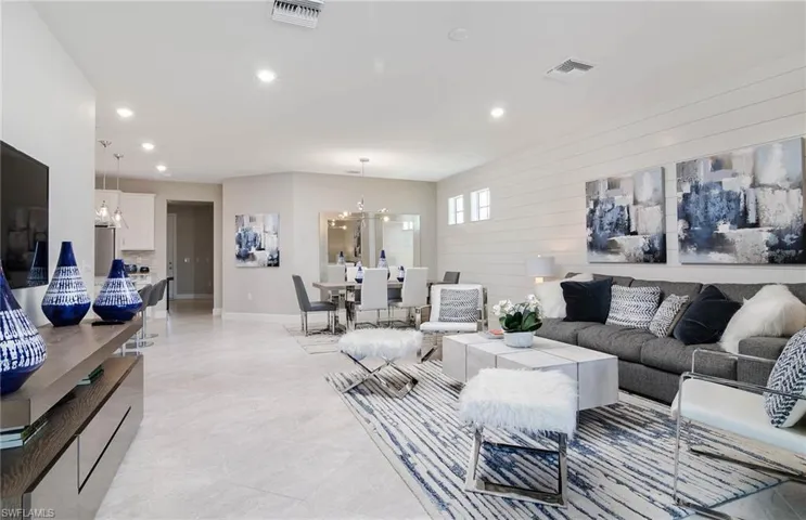 Photos are of a staged Arbordale model. Illustration purposes only. Options may vary.