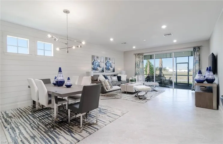 Photos are of a staged Arbordale model. Illustration purposes only. Options may vary.