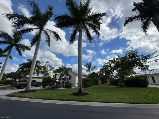 Obstructed view of property featuring a front yard
