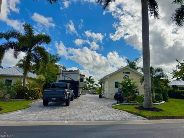 View of front of home featuring a front yard