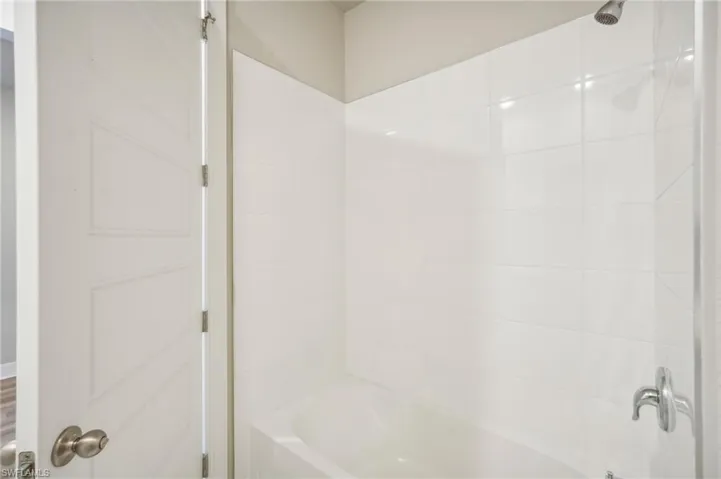Bathroom featuring tiled shower / bath combo