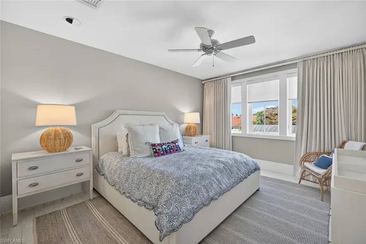 En-suite guest bedroom with a ceiling fan