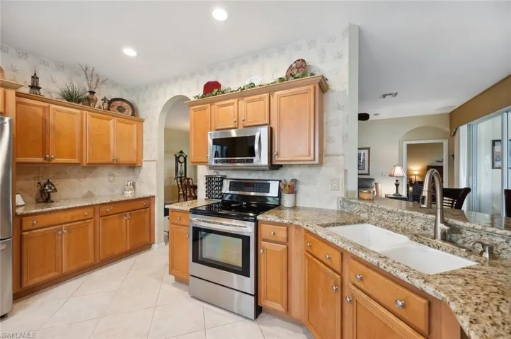 Double sink and breakfast bar