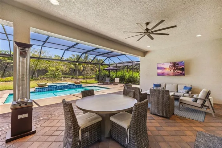 large lanai for entertaining guest