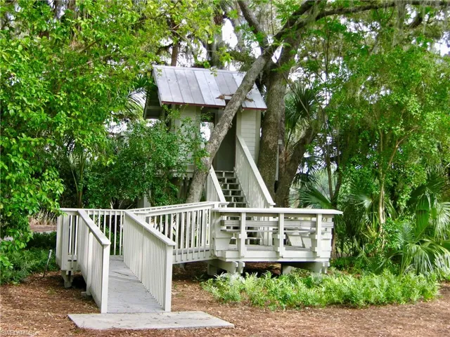 Tree house in Oak Park