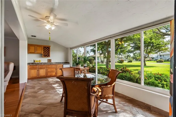 Extra large lanai with wet bar