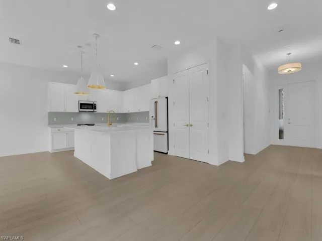 Foyer & Kitchen