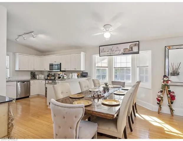 Dining Area & Breakfast Bar