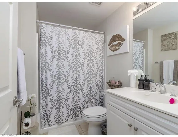 Ensuite Primary Bathroom with tub/shower combo