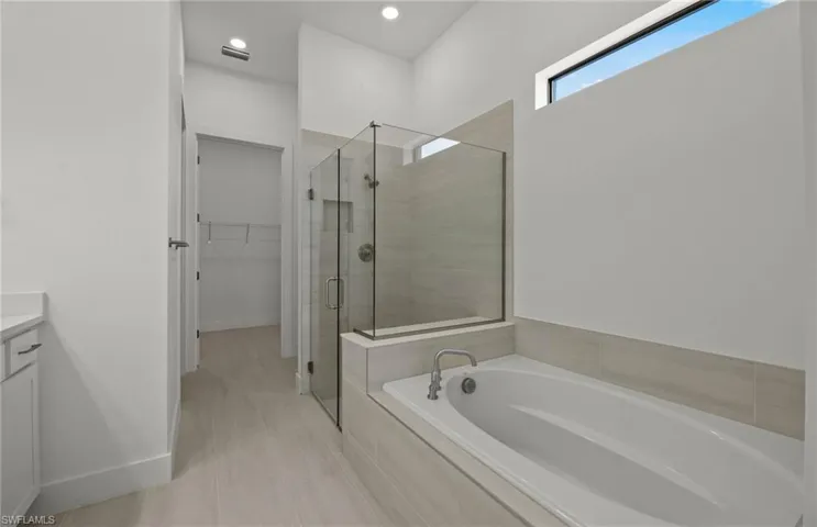 Master suite - Walk-in shower and tub