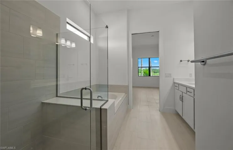 Master suite - Walk-in shower and tub