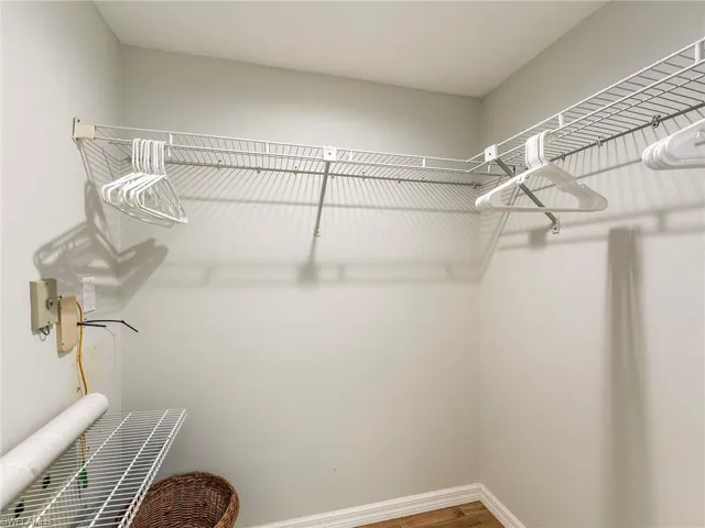 WALK IN CLOSET