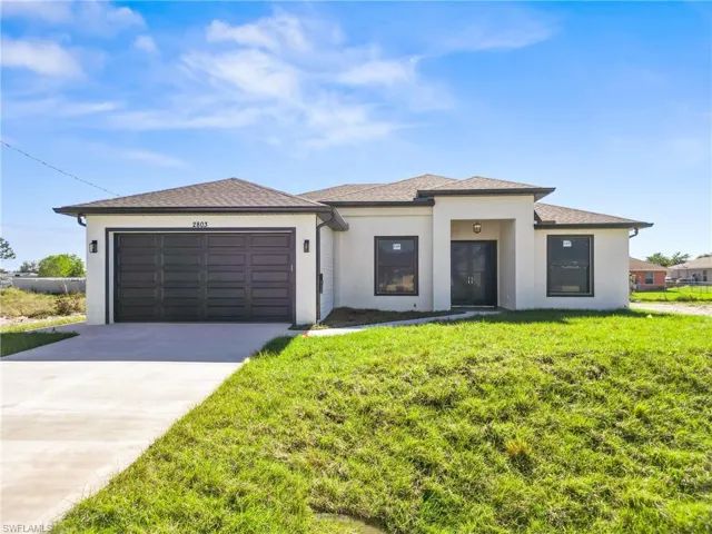 View of front facade with a garage and a front yard