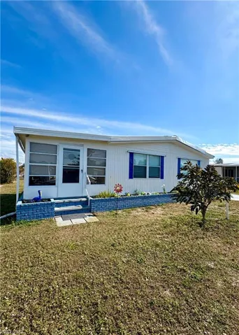 Manufactured / mobile home featuring a front lawn