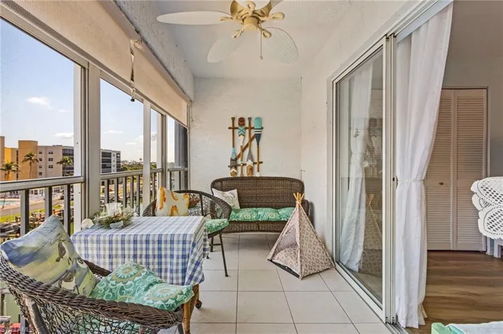 Balcony featuring a ceiling fan