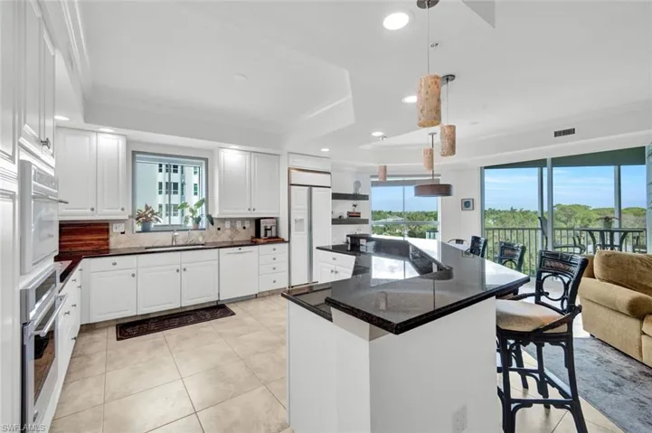 Kitchen & Breakfast Bar