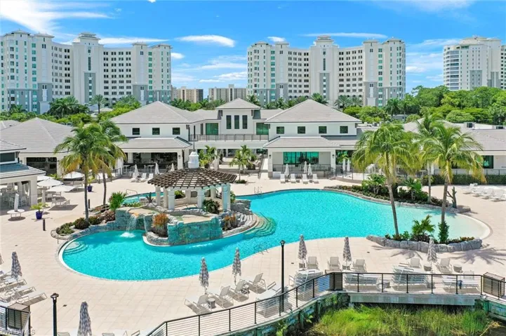 Huge Resort-Style walk-in Pool