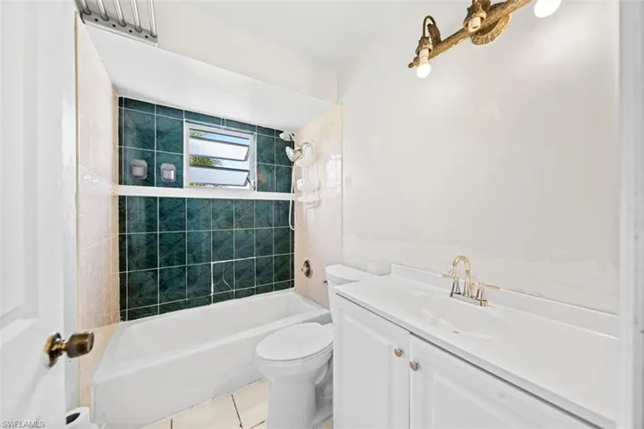 27 Ne 20th Ave, Cape Coral, Florida 33909