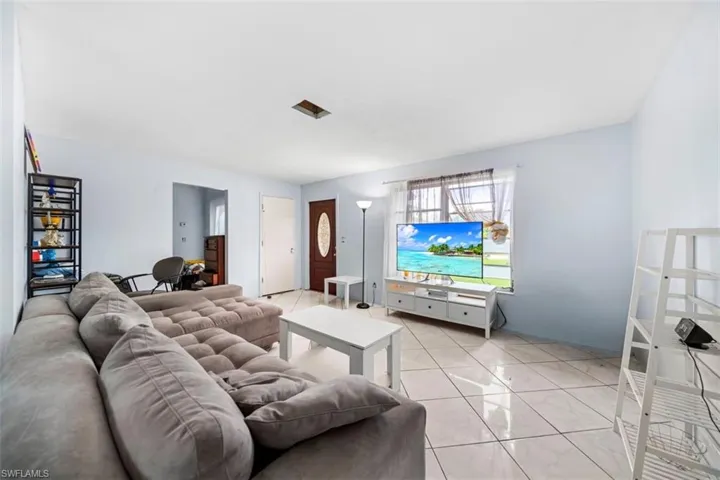 27 Ne 20th Ave, Cape Coral, Florida 33909