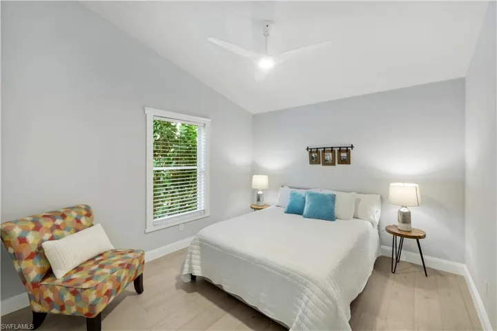 Guest bedroom w/ walk in closet
