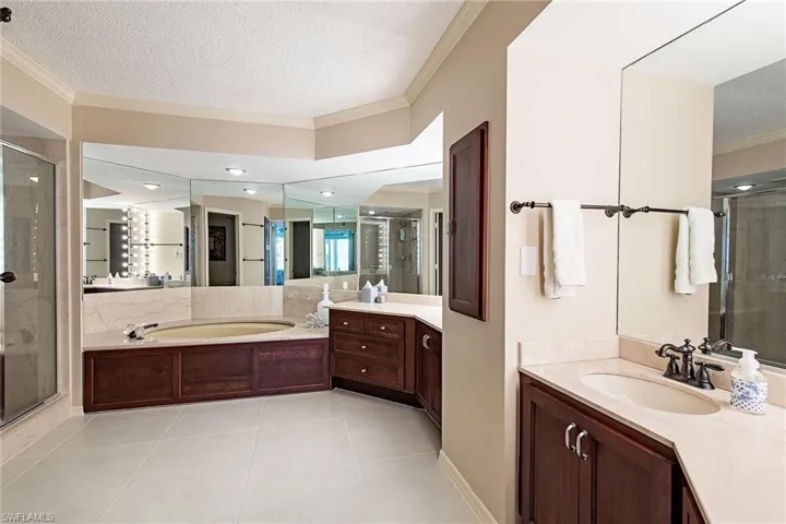 4251 Gulf Shore BLVD N # 18D, NAPLES FL 34103
