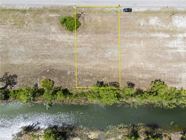 Bird's eye view of lot with a water view