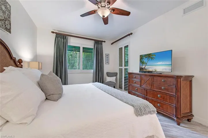 Master bedroom with access to lanai