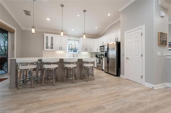 Kitchen/ Breakfast Bar