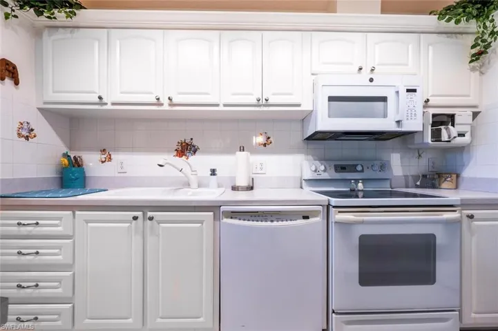 Decorator shelving above cabinets.
