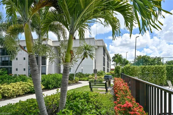 This is the grill area that is close to Harbor Isle building shown in picture--pool is to the right.