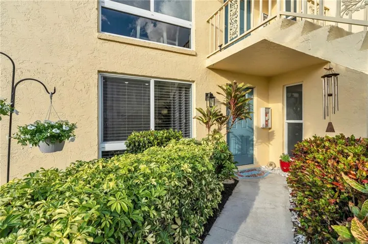 Property entrance with a balcony