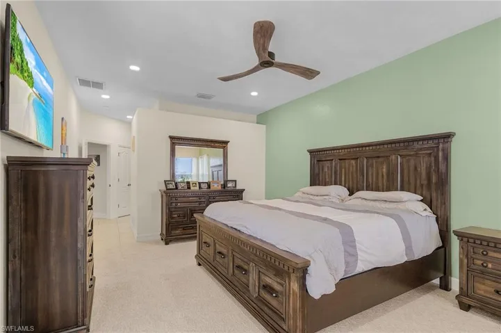 Large Master w/ en-suite and slider to lanai