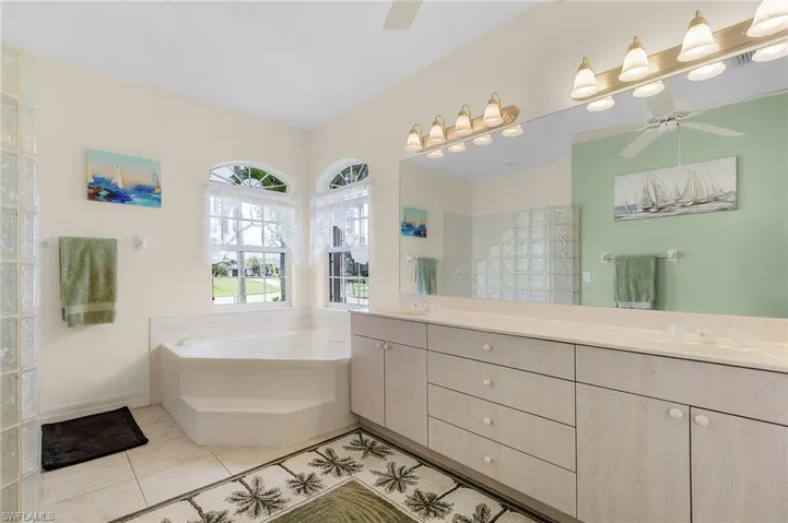Master en-suite w/ separate walk-in shower