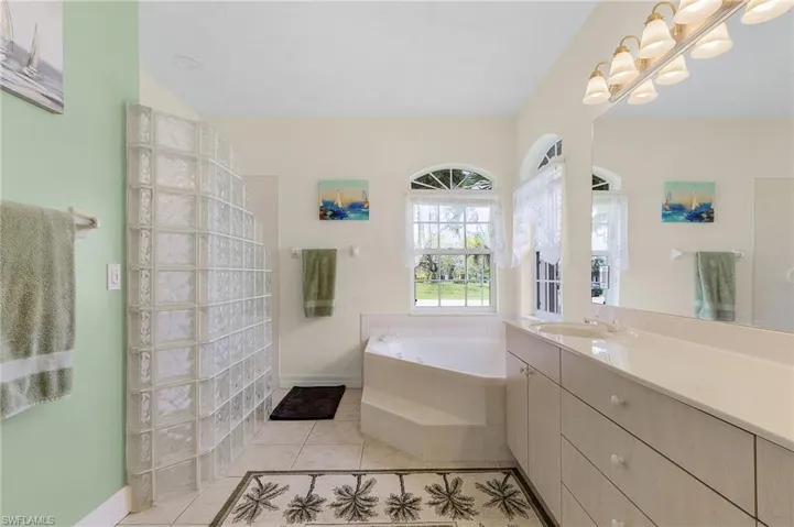 Huge en-suite w/ jacuzzi tub and large walk in shower.
