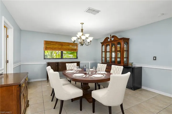 Dining room - Staged
