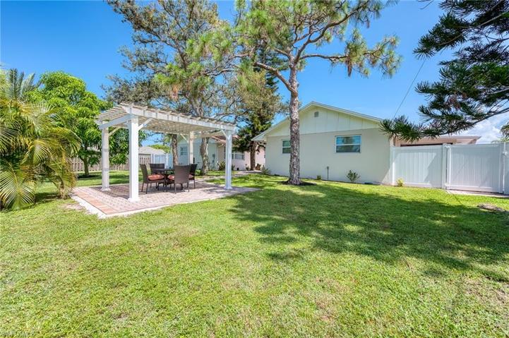 Large Backyard with Plenty of room for a Pool, Boat and Toys