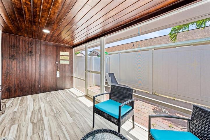 Screened lanai with washer/dryer