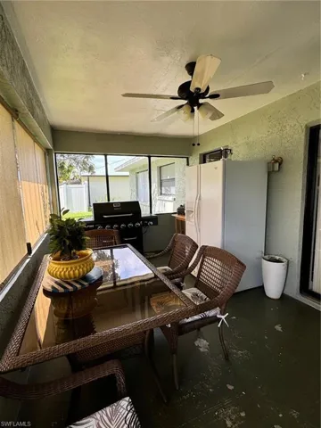 Sunroom / solarium with ceiling fan