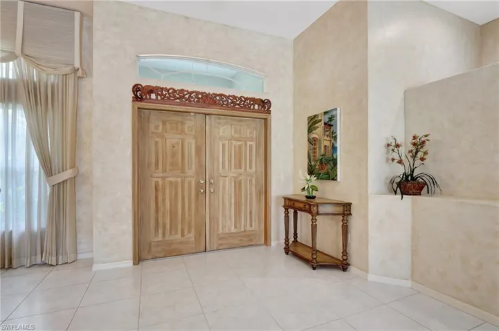 Open floor plan - Foyer