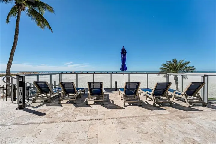 Glass front view from the pool out to the Gulf of Mexico